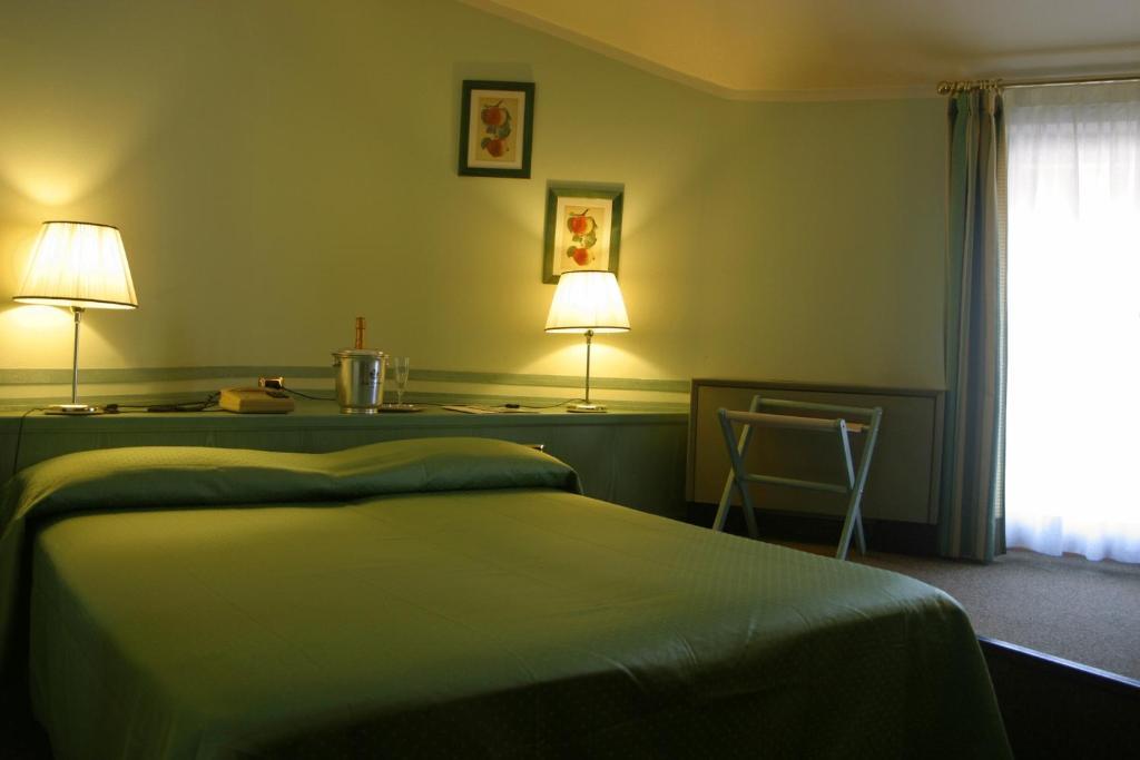 Albergo Della Corona Binasco Exterior foto